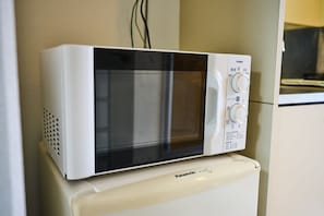 Single Room | Private kitchen | Mini-fridge, microwave, stovetop