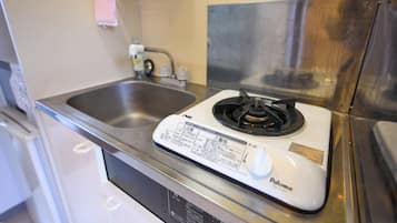 Habitació individual | Cuina privada | Frigorífic petit, microones i placa de cuina