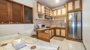 Kühlschrank, Mikrowelle, Herdplatte, Wasserkocher mit Kaffee-/Teezubehör