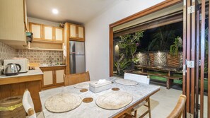 Refrigerador, microondas, placa de cocina, cafetera/tetera