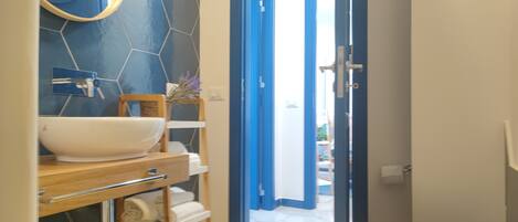 تجهيزات دش، مجففات شعر، مراحيض شطف، مناشف