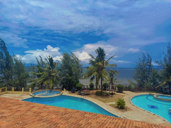 2 piscinas al aire libre