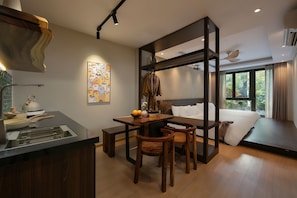 Perhestudiosviitti, 2 keskisuurta parisänkyä, tupakointi kielletty, kaupunkinäköala | Minibaari, tallelokero huoneessa, äänieristys, ilmainen Wi-Fi