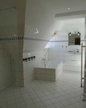 Dusche, Haartrockner, Handtücher