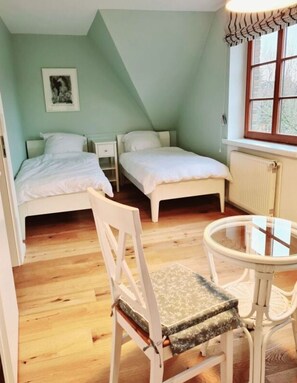 4 Schlafzimmer, Bügeleisen/Bügelbrett
