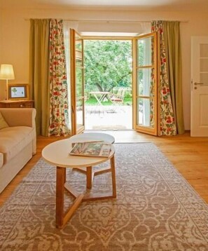 Smart TV, fireplace, stereo