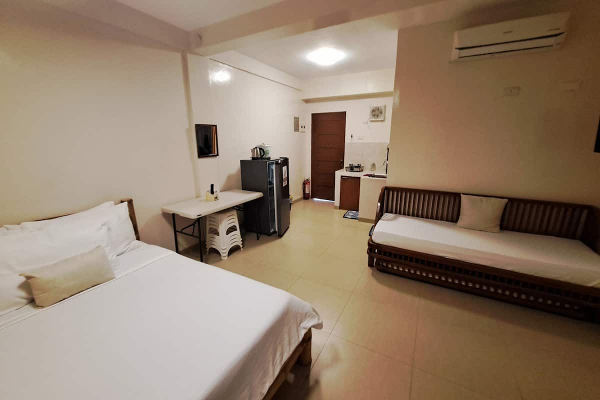 King Room | Desk, bed sheets