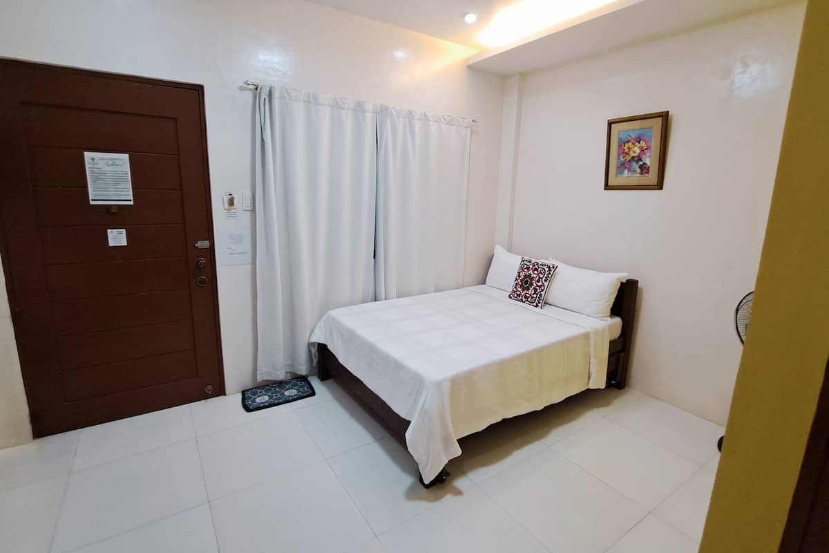 Studio Room | Desk, bed sheets