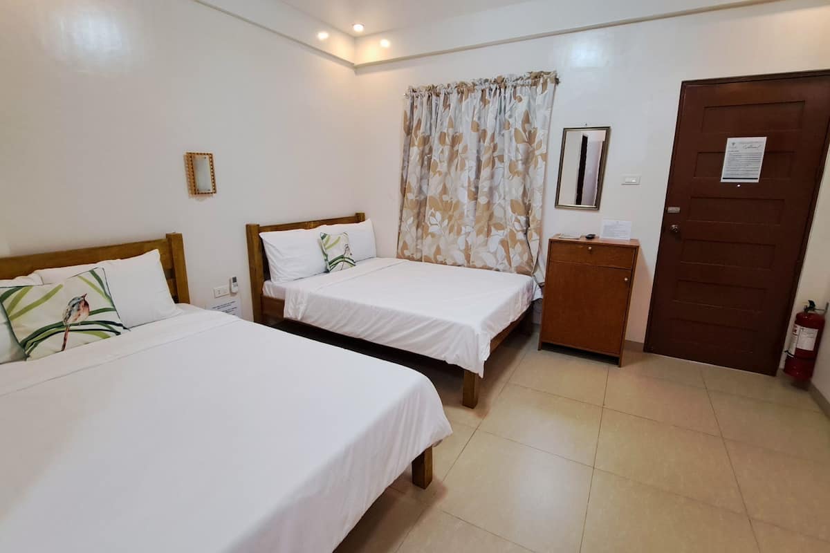 Deluxe Room | Desk, bed sheets