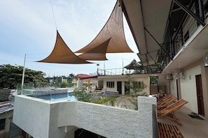 Outdoor pool - Villa Pamana Inn Puerto Galera powered by Cocotel (Puerto Galera)