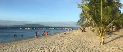 Trên bãi biển