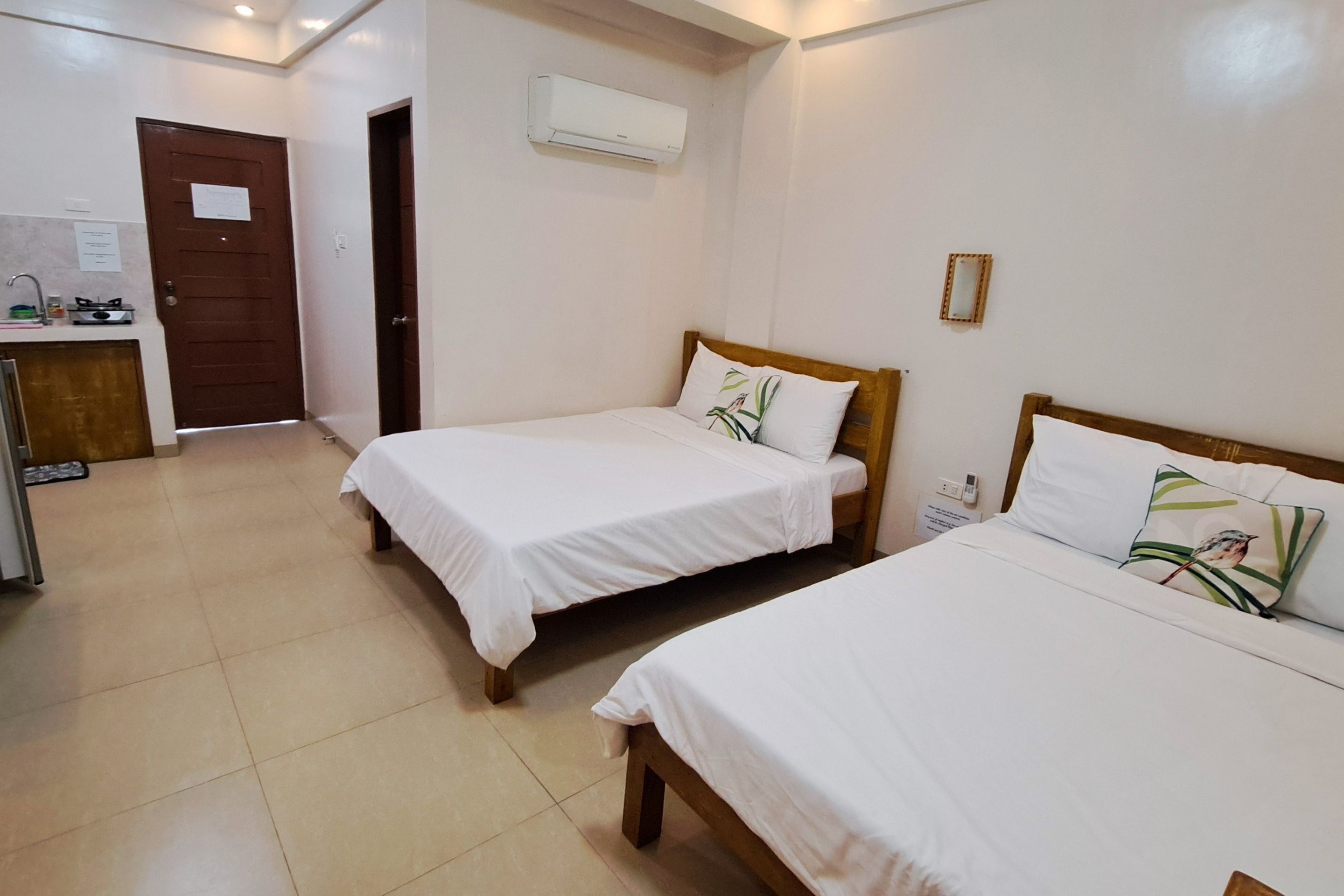 Deluxe Room | Desk, bed sheets