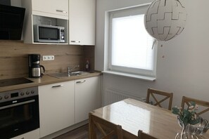 Réfrigérateur, micro-ondes, plaque de cuisson, lave-vaisselle