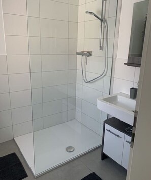 Douche, sèche-cheveux, serviettes fournies