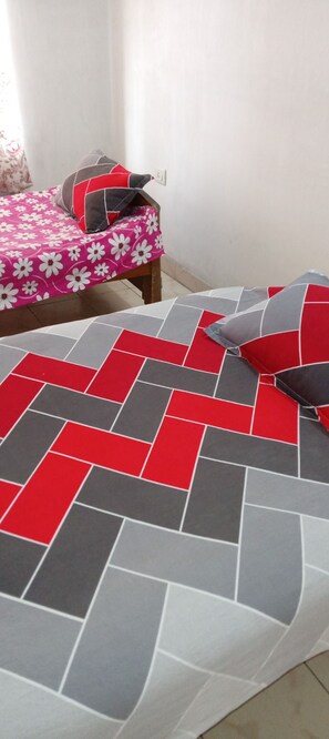 3 bedrooms, desk, iron/ironing board, bed sheets