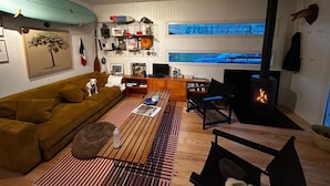 A cozy living room with a sofa, coffee table, and a fireplace. - Villa Marina de Talaris sur le lac de Lacanau (Lacanau)