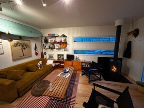 テレビ、暖炉、書庫、ステレオ