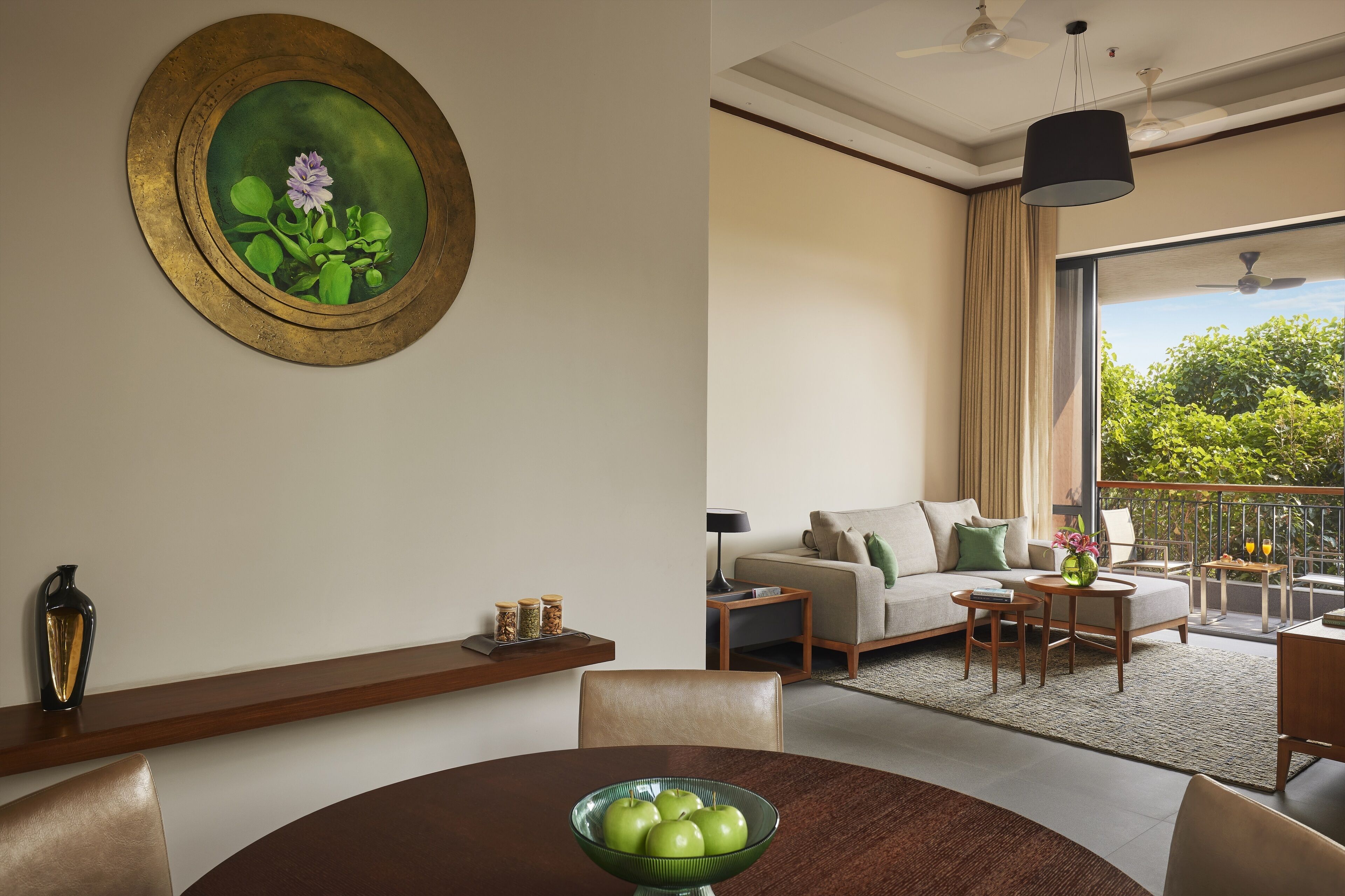 Una sala de estar moderna con comedor, un balcón con vistas y un cuadro en la pared.