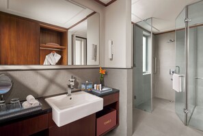 Badewanne und Dusche (separat), kostenlose Toilettenartikel