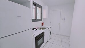 冷蔵庫、オーブン、電気ポット、トースター