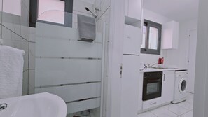 Sèche-cheveux, serviettes fournies