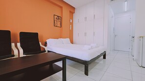 Tabla de planchar con plancha, wifi gratis y ropa de cama 