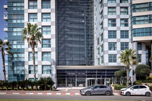 Front of property - Marina Sea-front Retreat by Sea N' Rent (Herzliya)