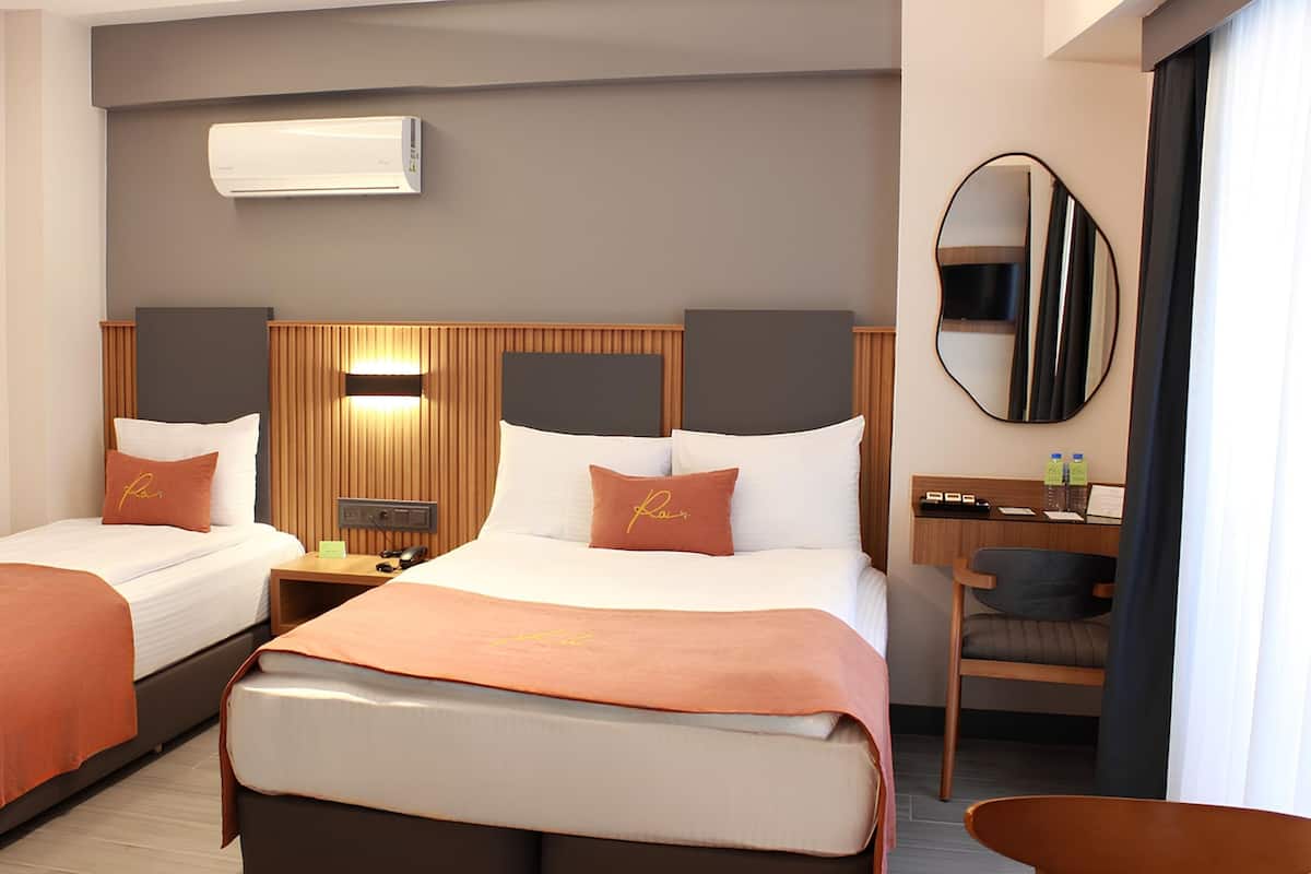 Kamar Triple Eksekutif, pemandangan kota | Minibar gratis, meja kerja, kedap suara, dan Wi-Fi gratis