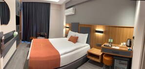 Habitación doble Confort | Minibar, escritorio, insonorización y wifi gratis 