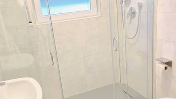 Dusche, Handtücher, Toilettenpapier