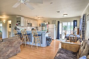 Interior - 3+ Day Discount Pet Friendly Pool Table BBQ (Canyon Lake)