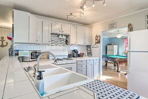 冷蔵庫、電子レンジ、オーブン、コンロ