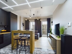 Ovn, oppvaskmaskin, kaffetrakter/tekoker og vannkoker