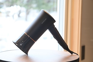 Escritorio, espacio para trabajar con laptop y cortinas blackout