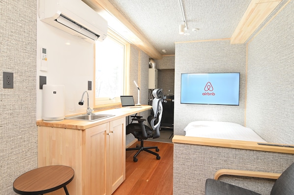 Escritorio, espacio para trabajar con laptop y cortinas blackout