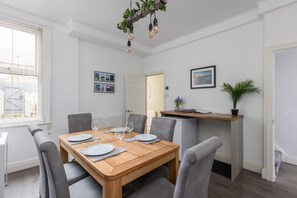 Dining - Coastal Escape - Dog Friendly with FREE parking (Scarborough)