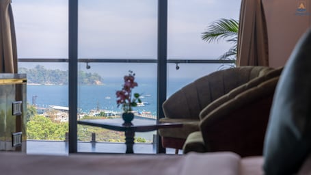 Quarto premium, sacada, vista para o mar | Roupas de cama premium, escrivaninha, quartos Ć  prova de som