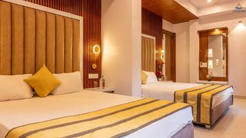 Family Room | Premium bedding, desk, soundproofing, free WiFi
