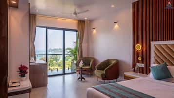 Kamar Premium, balkon, pemandangan laut | Seprai premium, meja kerja, kedap suara, dan Wi-Fi gratis