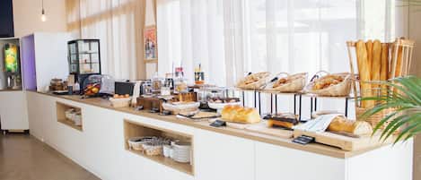Dagelijks ontbijtbuffet (EUR 17 per persoon)