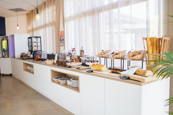 Frukostbuffé varje dag (EUR 17 per person)