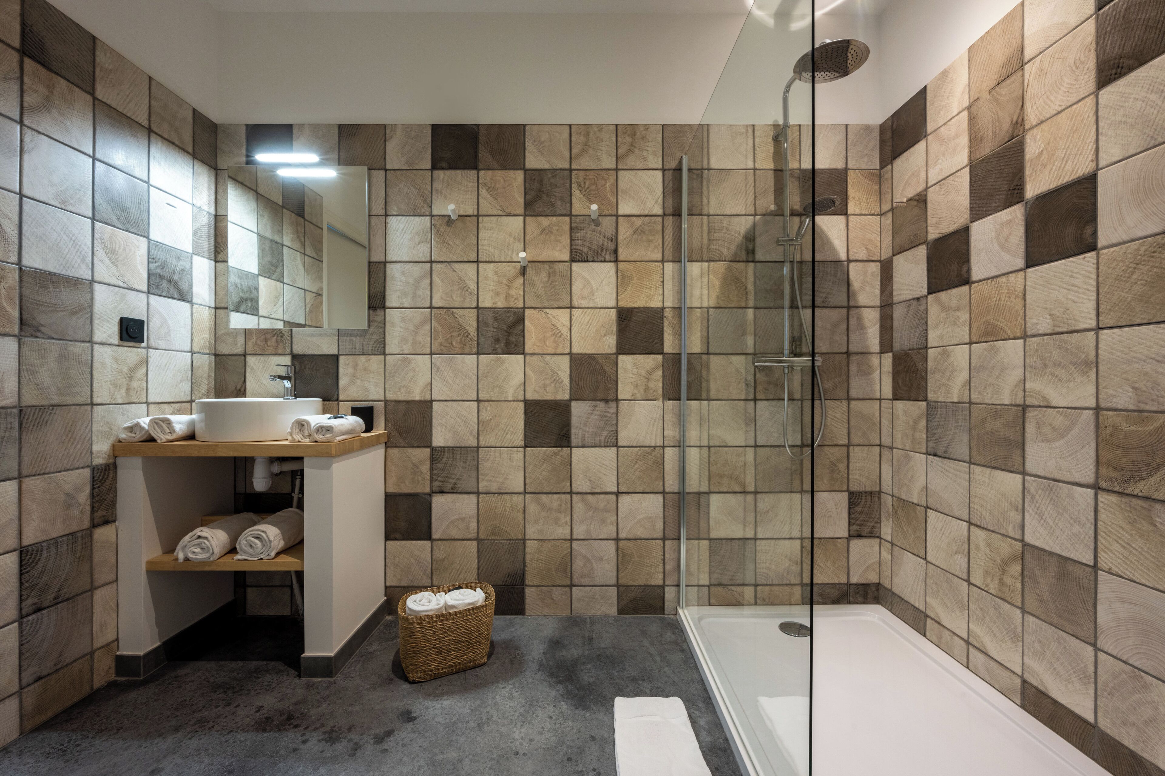 Shower, hair dryer, towels, toilet paper