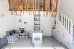 Mezzanine | Living area