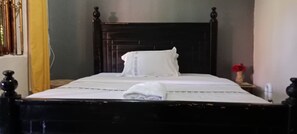 Blackout drapes, soundproofing, iron/ironing board, free WiFi - Alice Gardens and Campsite (Entebbe)