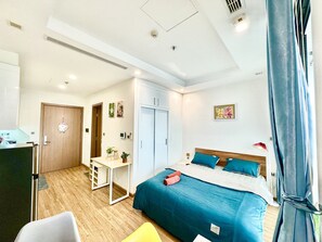 1 soverom, skrivebord, strykejern/-brett og reiseseng for barn