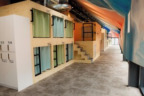 Caja de seguridad en la habitación, cortinas blackout y wifi gratis 