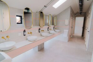 Ducha, suelo radiante, toallas y jabón