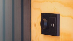 Een wandcontactdoos met een schakelaar, een stopcontact en een USB-aansluiting.