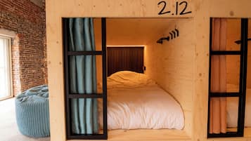 Single Cocoon | Cofres nos quartos, cortinas blackout, Wi-Fi de cortesia, roupa de cama