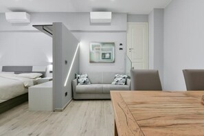 1 chambre, bureau, fer et planche à repasser, lit parapluie